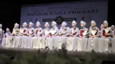 Başakşehir'de 75 Hafız Kız Öğrenciye İcazet Verildi