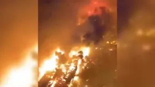 Malezya'da yüzen kasabada çıkan yangın sonucu yaklaşık 1000 ev yok oldu