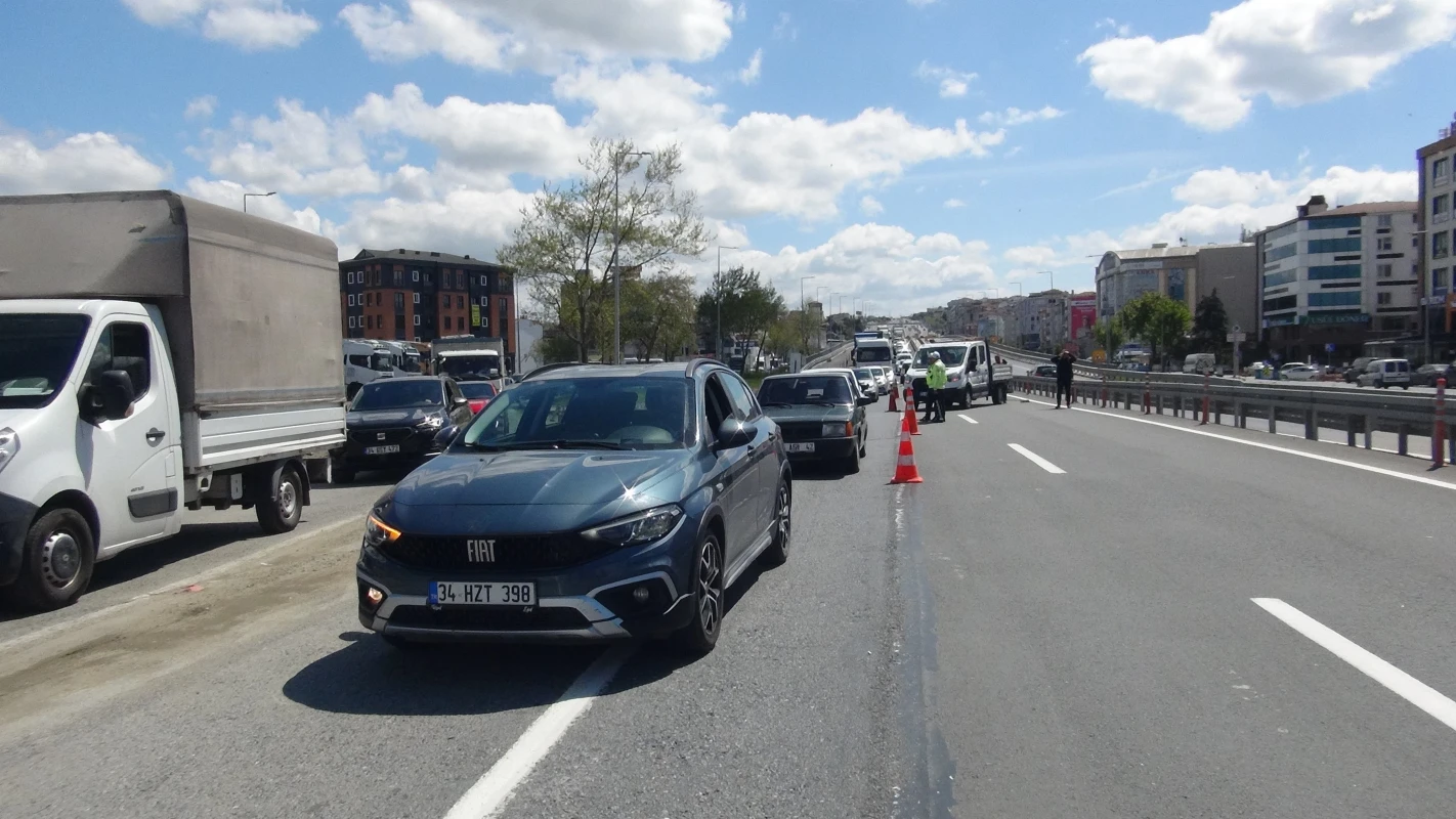 Silivri D-100 Kara Yolu: Kamyondan dökülen vidalar 4 kilometre boyunca trafiği kilitledi